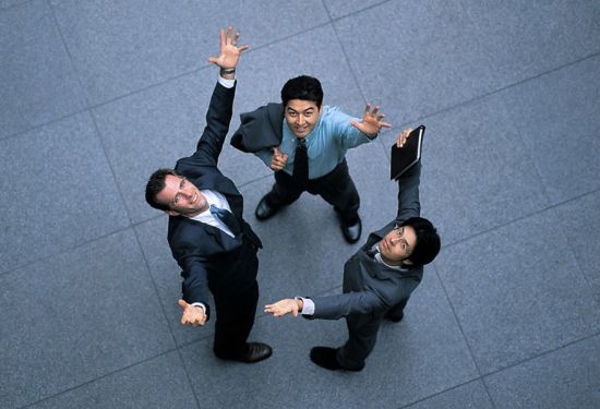 英镑兑美元震荡待突破，美联储与英国央行政策引关注